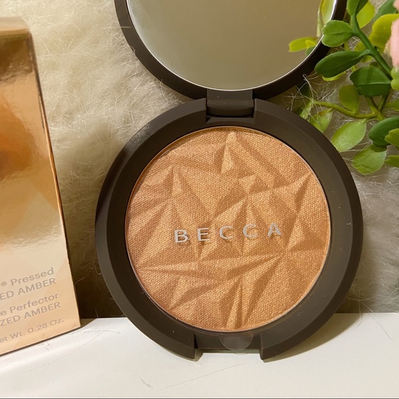 SOLD Becca Highlighter Bundle + Makeup Bag - Picture 3 of 8